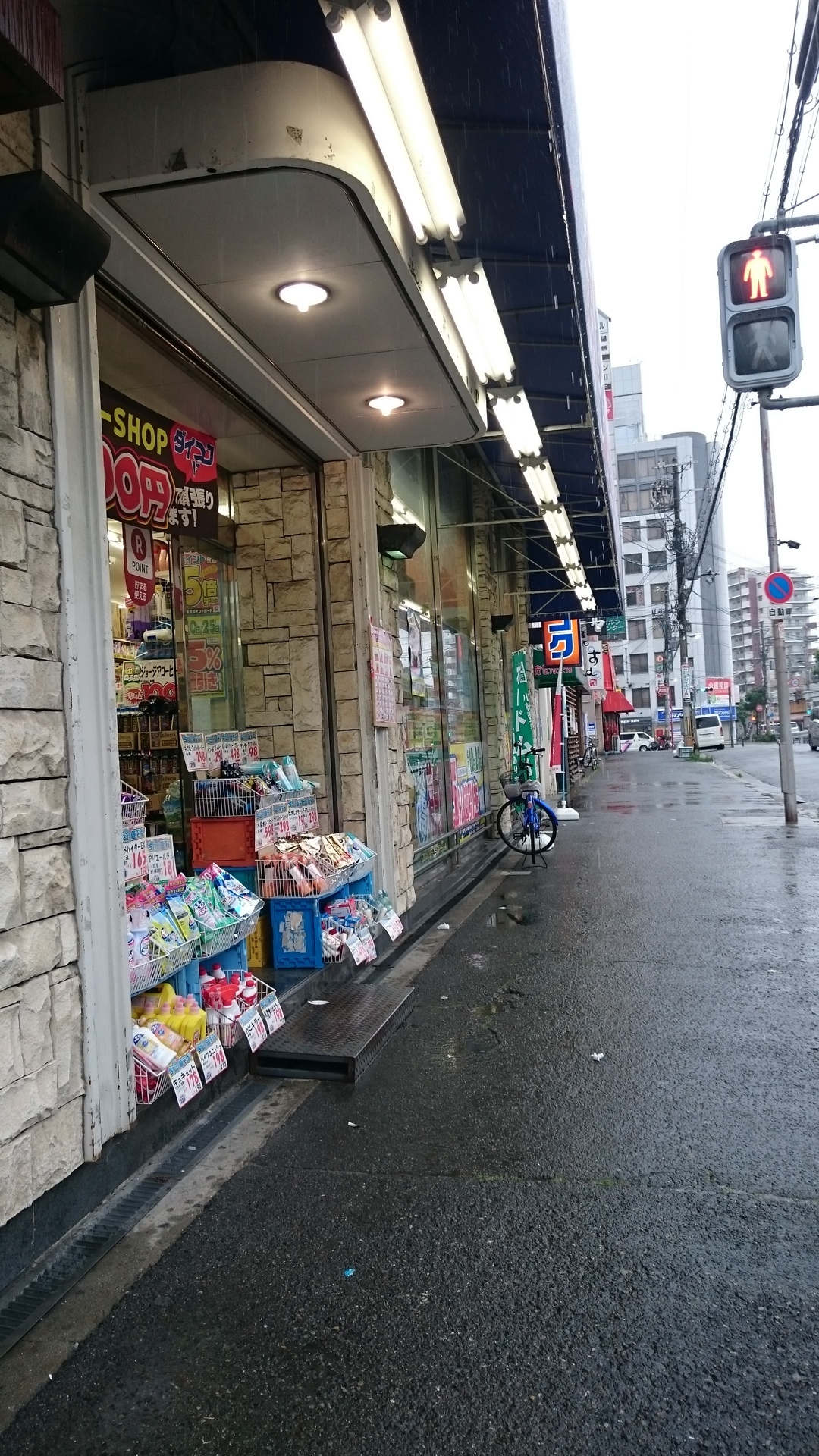 スライム目薬の販売店を大阪で見つけた ロート ジー 限定スライムボトル でっぱちゃんは真ん中をゆく